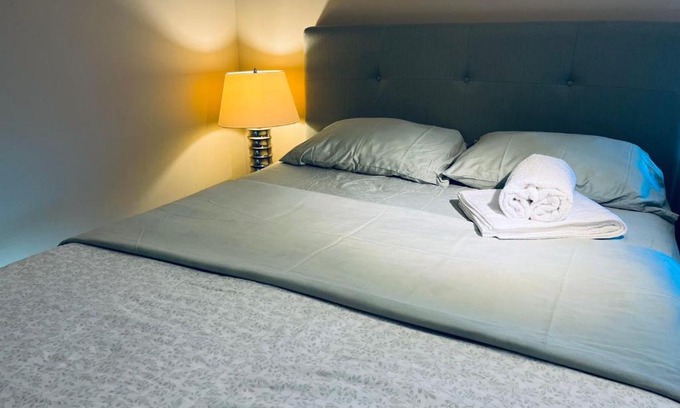 Fort Gary House | Bedrooms in Kenaston, Close to Walmart, Costco, IKEA, Outlet, Unversity of Manitoba