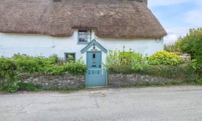 Bude Cottage | BEE HIVE COTTAGE, pet friendly, with open fire in Morwenstow