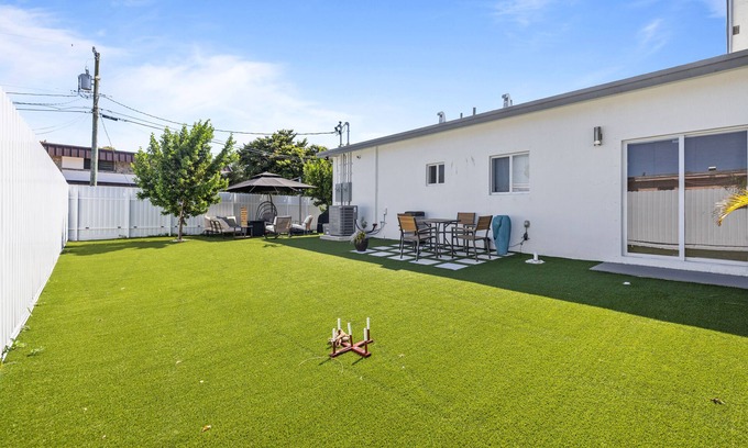 Gladeview House | Bee Our Guest@PatioHeaven-Free Parking-FirePit-BBQ