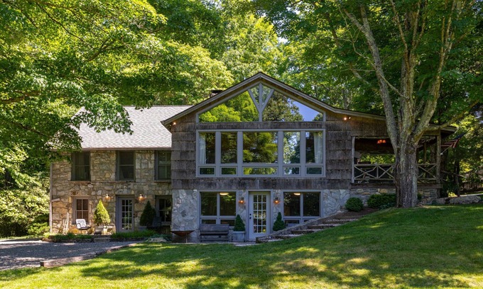 Banner Elk House | Beech Haven 6br 5ba with Huge Yard, Tennis Court, Creek & Pond, and Much More!
