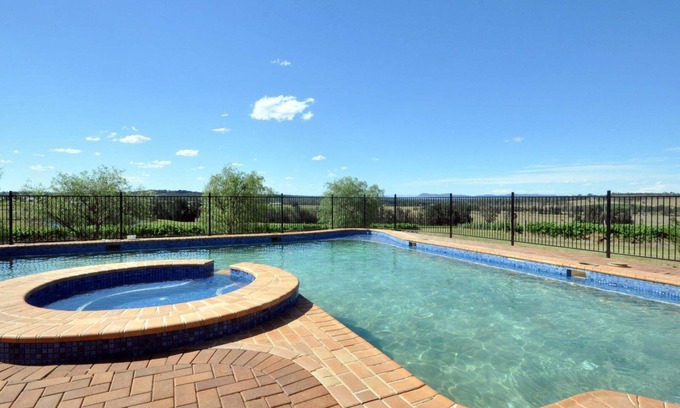 Pokolbin House | Beggars Bridge Vineyard Homestead w/pool + wifi + tennis + vineyard
