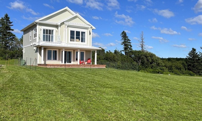 French River Villa | Bela Vista Getaway - Water views, Dreamy Sunsets and Star Gazing. Pet-Friendly!