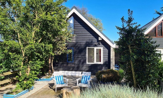 Sint Maartensvlotbrug House | Belkmerduinen 23 is in aquiet location surrounded by greenery and trees.