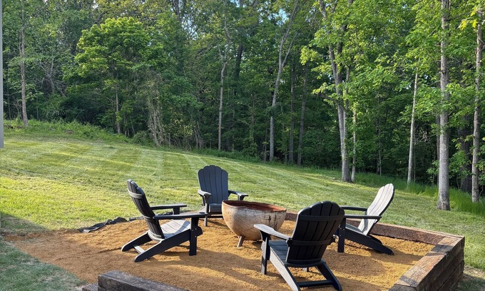 Bella Vista House | Bella Vista Trailside Retreat. Tunnelvision trail and Lake Windsor access