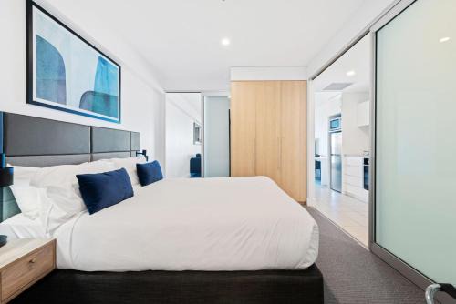 Glenelg Apartment | Belle Escapes - Sunset Views at the Bay