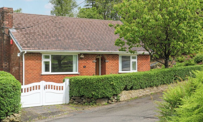 Mow Cop Cottage | BELLE VUE, family friendly, with a garden in Mow Cop