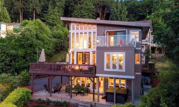 Eastgate House | Bellevue Cougar Mountain Lakeview Retreat