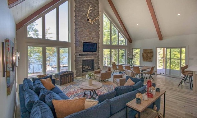 Madawaska Valley Cottage | Bells' Dream Lakehouse on Bark Lake