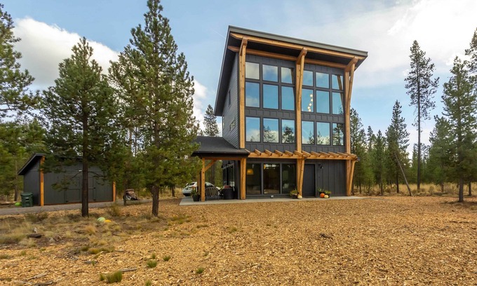 Sunriver House | Bend Modern Pine Chalet - A Contemporary Family Getaway Outside of Sunriver