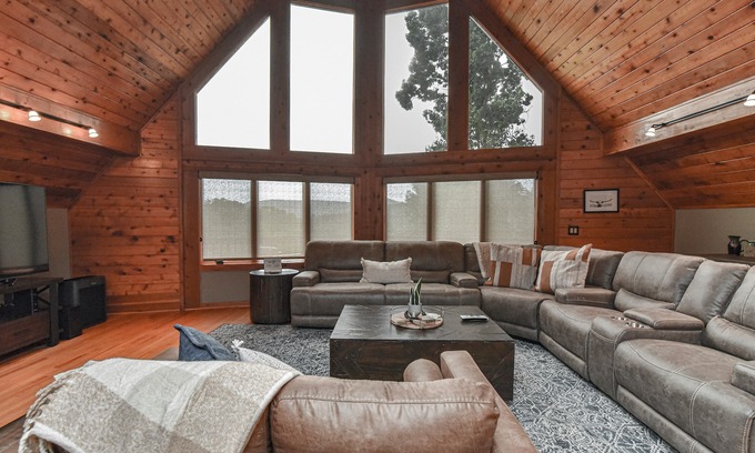 Bent Creek Ski Chalet | Bent Creek Chalet, Sauna,Jacuzzi,Fire pit and OD shower