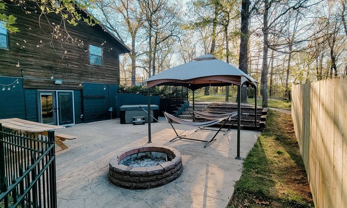 Bella Vista House | Bentonville Basecamp, 2 King beds, 7 seat Hot tub, 2 Car Garage