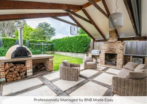 Orange House | Benview Cottage - CBD, Sleeps 8, Pizza Oven