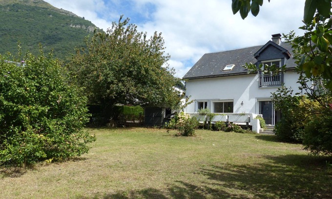 Luz-Saint-Sauveur House | BERAFIA House 15 pers, 5 ch 3 bathrooms large garden in the heart of the village