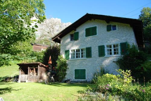 Schwanden House | Bergbauernhaus an Wasserfall und Waldrand