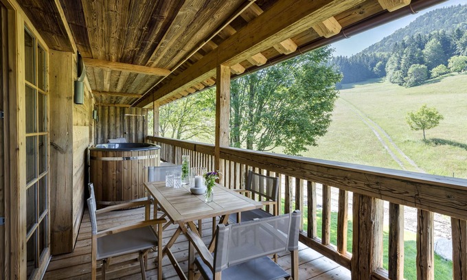 Frasdorf Apartment | Bergwiesen-chalet-suite 80qm, 2 Schlafzimmer, Wohnraum mit Küche, Kamin und Bad mit Sauna, Balkon mit Whirlpool