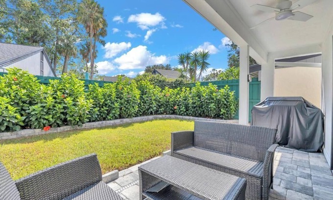 Palm Valley House | Bermuda Bungalow - 3BR stay w BBQ