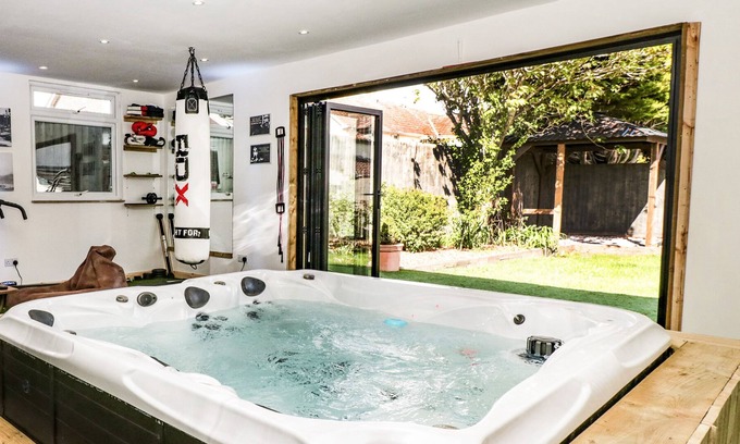 Berrow Cottage | BERROW LODGE, pet friendly, with hot tub in Burnham-On-Sea