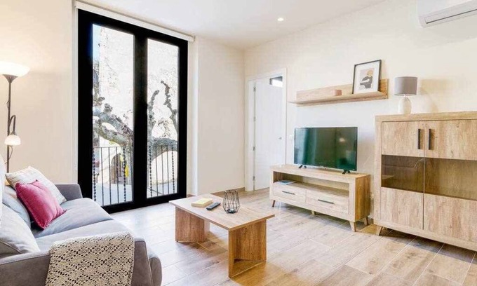 Besalu Apartment | Besalu 1-1 Brand new apt with AC & views on square