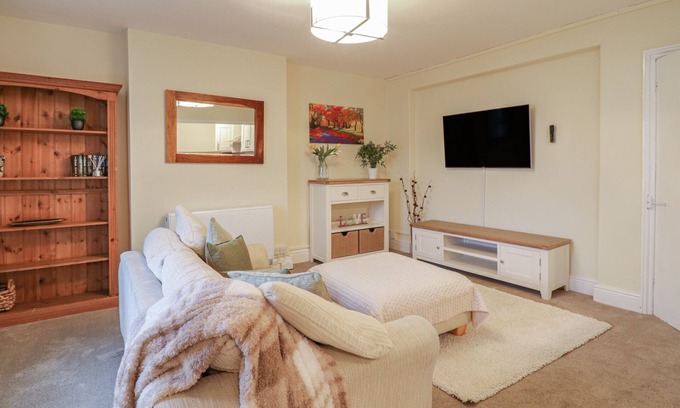 Llandudno Cottage | BESIDE THE SEA - IN TOWN, pet friendly in Llandudno