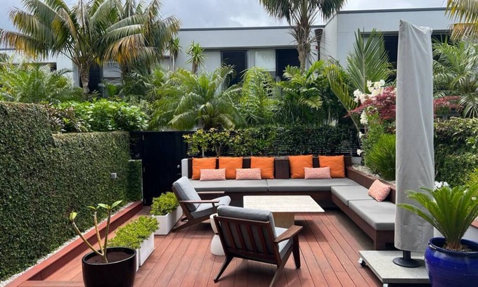Takapuna Apartment | Bespoke Stays - Christmas Cheer