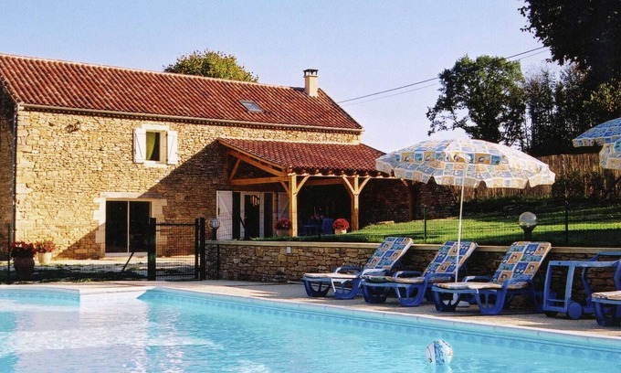 Saint-Pompont House | Besse Poolside Retreat
