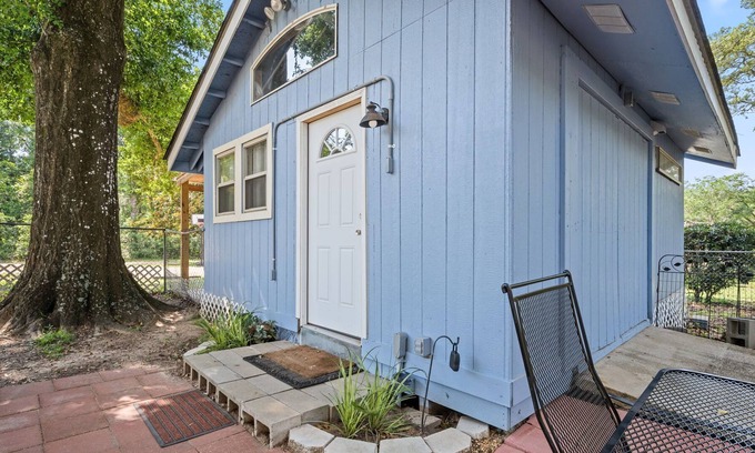 Fairhope Cottage | Best Cottage In Fairhope! 65" TV + Free Roku Apps, Loft Bed, Close To Everything