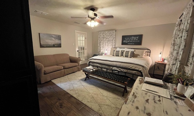 Canton Bed & Breakfast | Best Getaway in East TX! ElKen Retreat:Spa,Pool,Hot tub,Massage,Breakfast,Relax