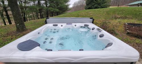 Logan House | Best Hocking Hills Cabin with Hot tub sleeps 8 Red Brick Ranch