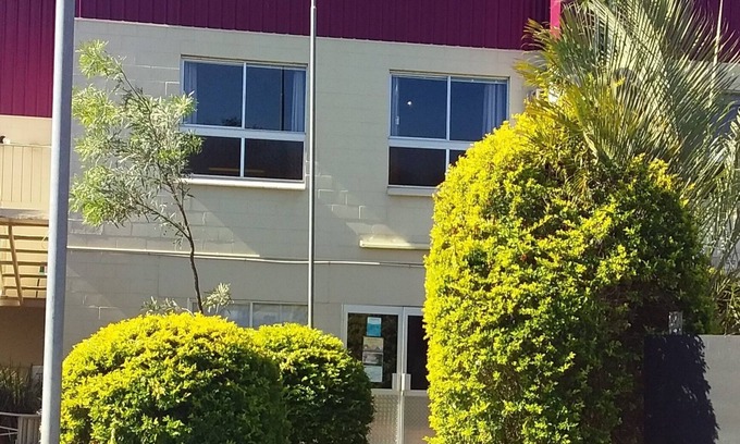 Middlemount Apartment | Best in Middlemount! Spacious 2 Bed Studio Apartment w Restaurant.