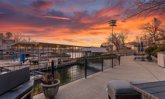 Osage Beach House | BEST LOCATION+Water Toys+SLEEPS 24+2 Kitchens+3 Fridges+6 BEDROOM+5 BATH+Pets ok