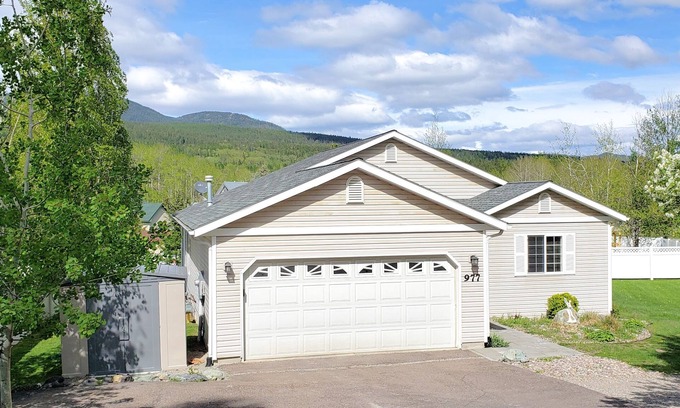 Whitefish House | Best of Whitefish 2018-25 - 5 star reviews! 3 Bedrooms 5 mins 2 WF! 30 to GNP!