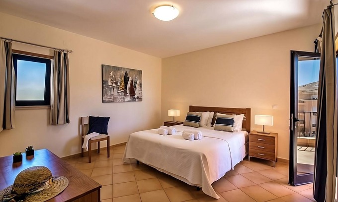 Praia da Luz Hotel | Best Place to Unwind! Full Kitchen, Outdoor and Indoor Pool, Free Parking!