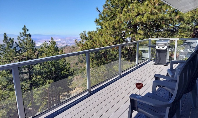 Running Springs House | Best View on the Mountain, All New Furniture/Beds, Internet for Remote work!