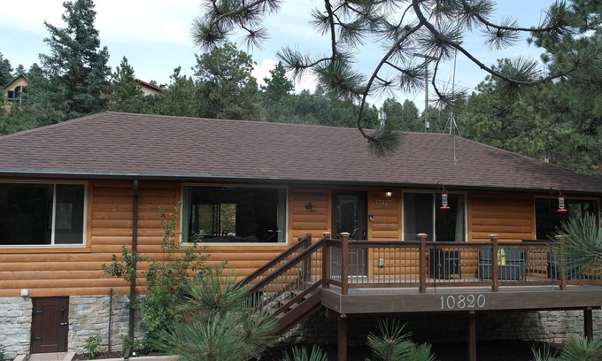 Green Mountain Falls House | Best views in Green Mountain Falls with HOT TUB & EV Charger