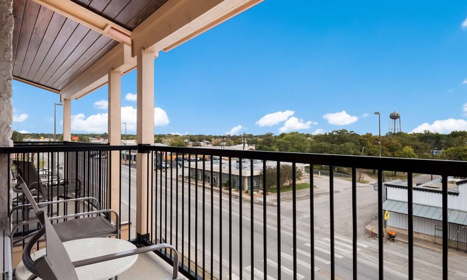 Bandera Hotel | Best Western Bandera Suites & Saloon