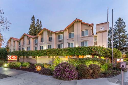 Newhall Hotel | Best Western Plus Airport Plaza