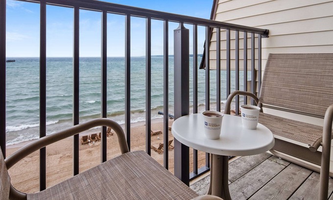 Mackinaw City Hotel | Best Western Plus Dockside Waterfront Inn