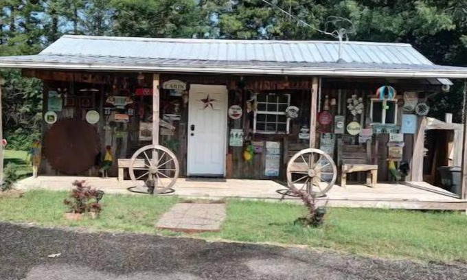 Chewalla Cabin | Bethel Springs Country Cottage
