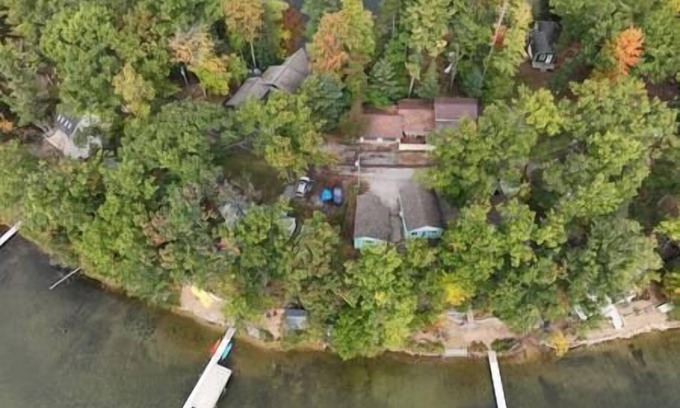 Mayfield Cabin | Betty's Hideout /Cherry Cabin! 2 Bed,1 Bath Shared Beachfront on Spider Lake
