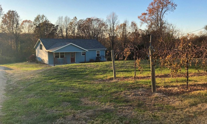 Alto Pass House | Betty's Vineyard House - On the Shawnee Wine Trail - Walk to/from the Winery!