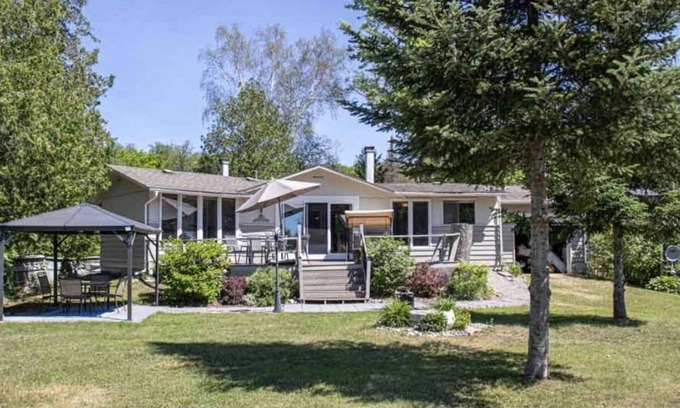 Trent Lakes Cottage | Between the Locks - Affordable 3Br Waterfront Cottage - Pet-Friendly