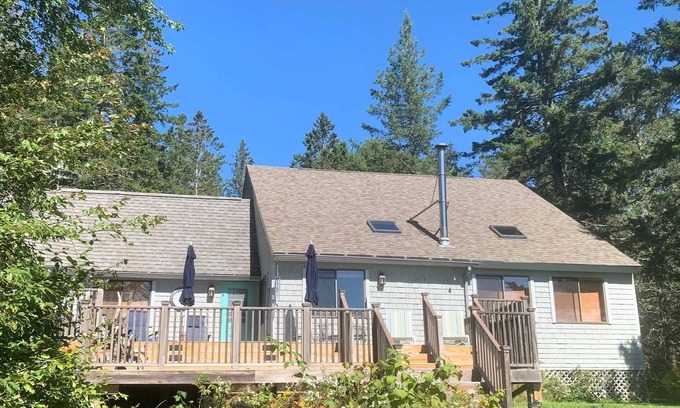 Trenton Cottage | Biello Cottage - on the water in Trenton