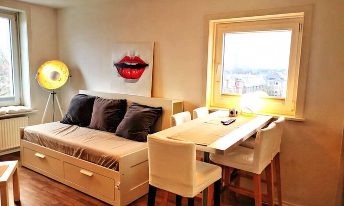 Hohenfelde Apartment | Big 5 Room City Apartment+Metro,Clean+free Wifi