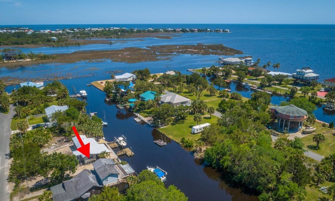 Crawfordville House | Big Canal-front house, kayaks, canoes, game room, fish right from the dock.