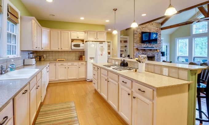 Big Canoe House | Big Canoe Resort Getaway w/Deck + Pool Access!