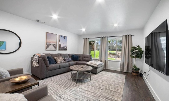 Citrus Heights House | BIG Family Home - King Beds - Pool