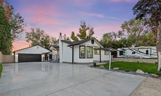 Nampa House | BIG FAMILY HOUSE / HOT Tub