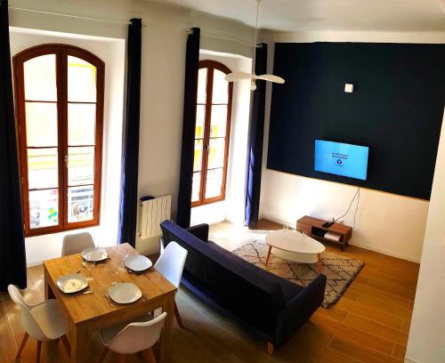 Jean-Medecin Apartment | BIG FLAT - LE CALA - City Center - 4 Bedrooms, Sleeps 13, Near Beach, Train Station, Parking, WIFI, Air Conditioning I GROUP I BUSINESS I FAMILY