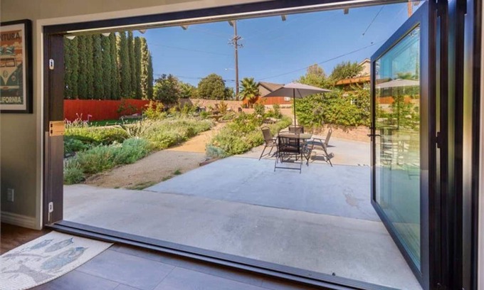 Simi Valley House | Big Home with Mini Golf Course Ideal for Long Stay