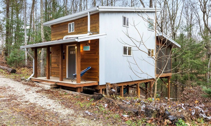 Rogers Cabin | Big Leaf: a cleverly designed off-grid cabin for climbers and hikers alike